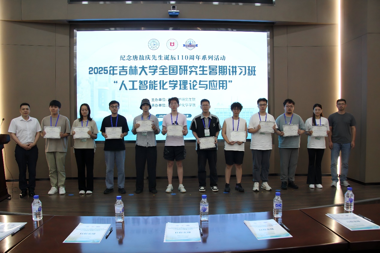 一群人站在桌子上AI 生成的内容可能不正确。